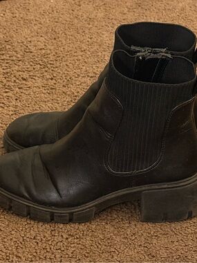 Black Women's Chelsea Lug Sole Ankle Boots
